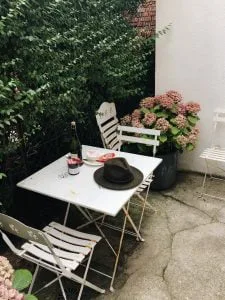 Appartement.be - klaptafel en stoelen op een klein terras.