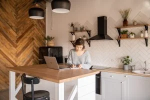 Through the Ikea kitchen planner, a woman creates her ideal kitchen online.
