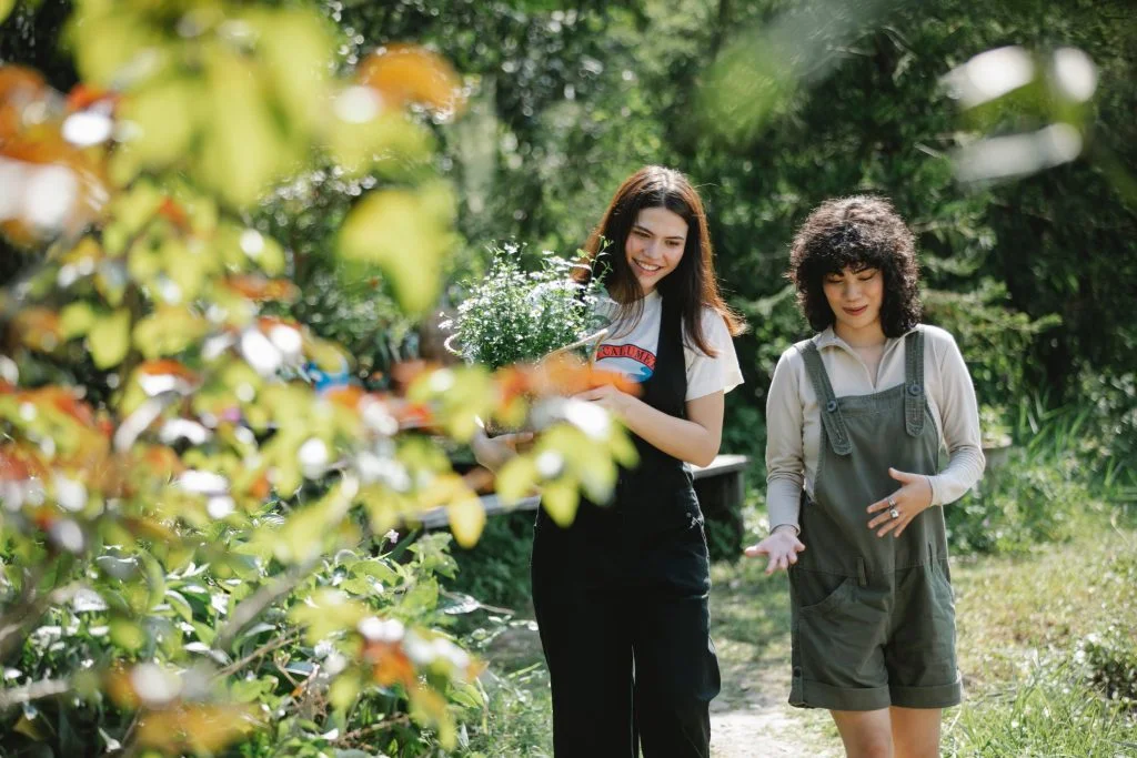 Cohousing et Coliving_2 les femmes dans les jardins