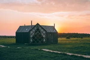 tiny house bij zonsondergang