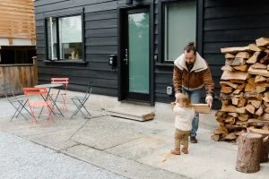 Een man een kind voor de deur van hun tiny house