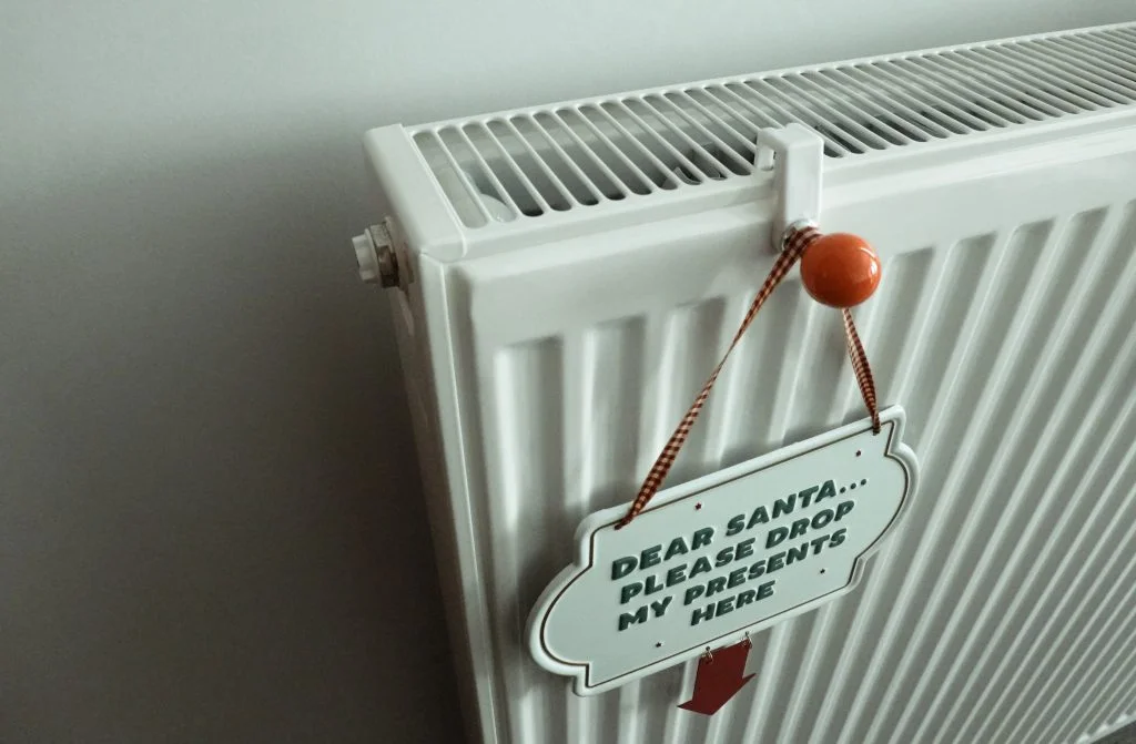 Energiezuinige huurwoning: radiator, waar een bordje aan hangt. Photo by Unsplash, Kin Lia.