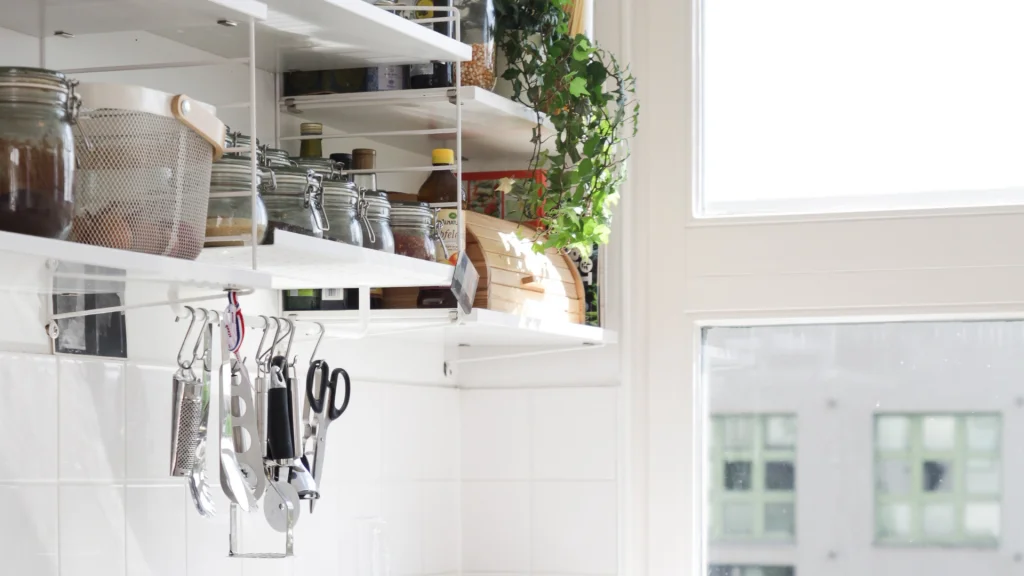 Klein appartement inrichten_8 tips Keuken met verticale storage
