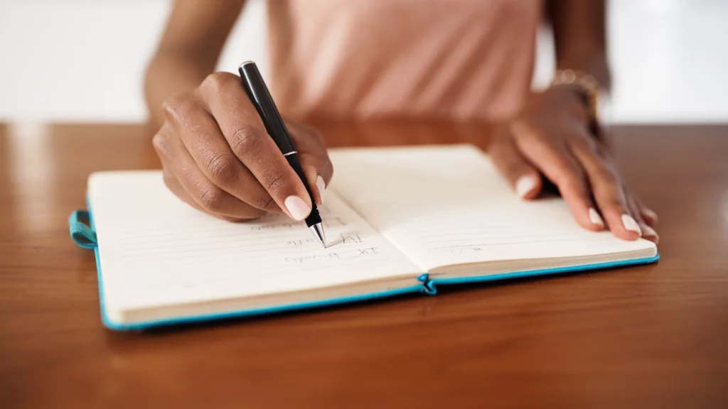 Begrippenlijst noteren in een boekje met pen