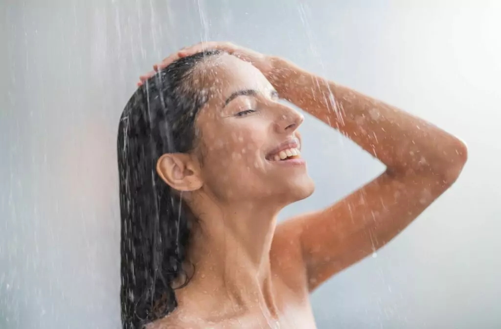 vrouw neemt een douche