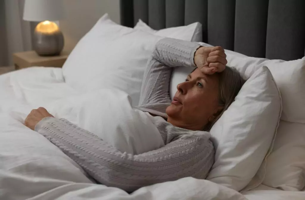 Vrouw die in een warme slaapkamer ligt